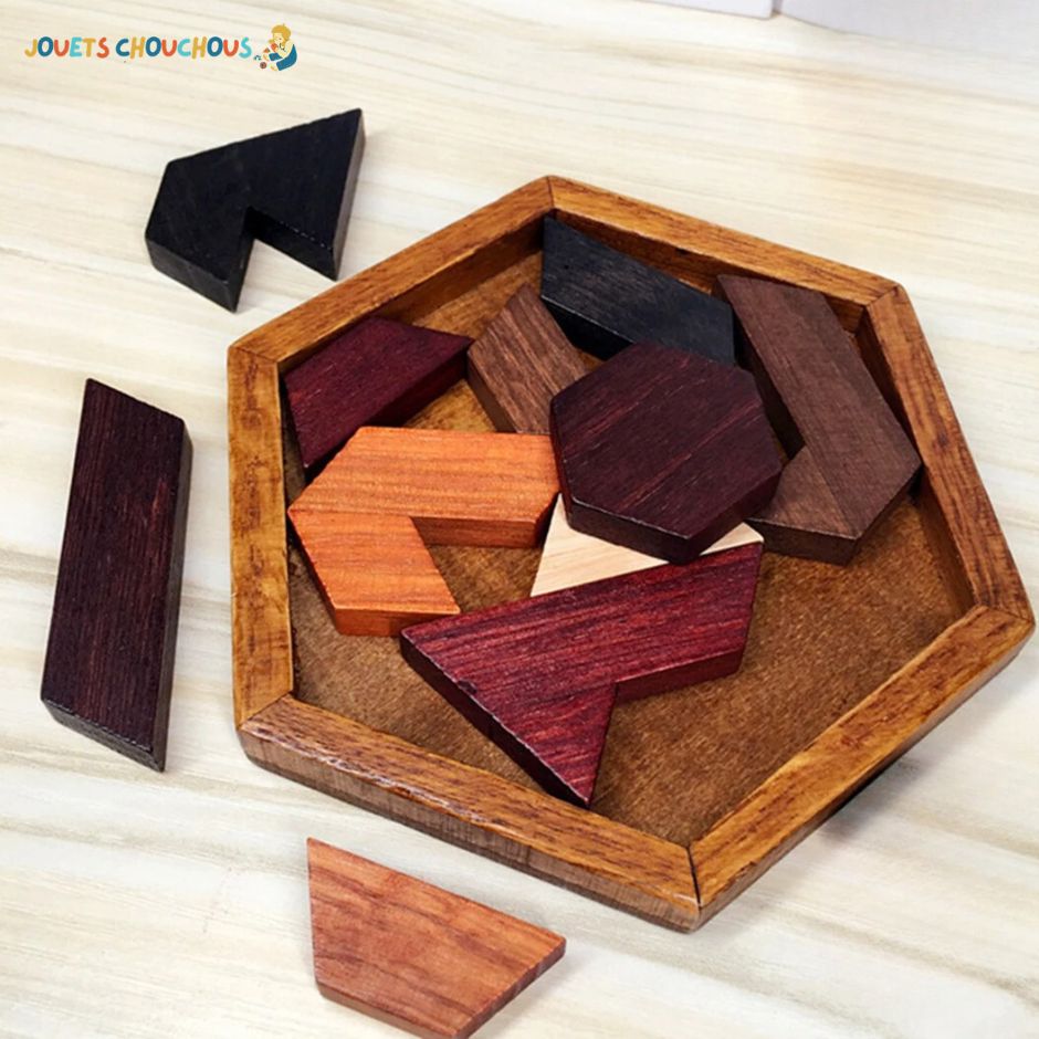 Casse tete puzzle en bois avec des pièces multicolores dans un plateau hexagonal, quelques pièces à côté.