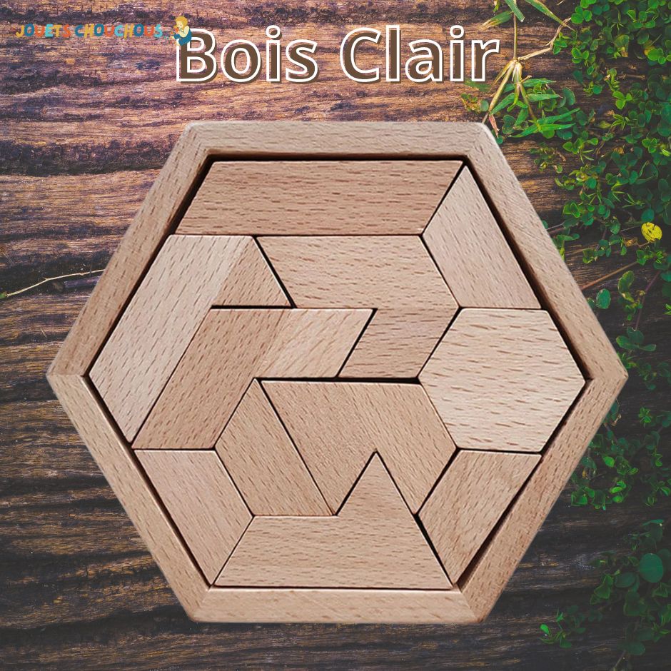 Casse tete puzzle en bois clair, avec des pièces hexagonales et triangulaires, sur fond de bois sombre. Texte "Bois Clair".