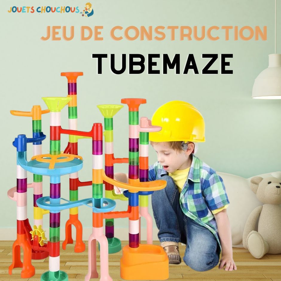 Enfant avec casque jaune jouant avec un jeu de construction Tubemaze coloré, composé de tubes et de toboggans.