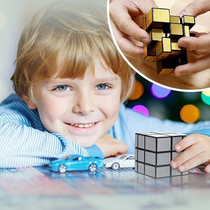 Garçon souriant avec des petites voitures et un casse tete cube en main.