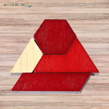 Assemblage partiel d'un casse tete puzzle en bois avec des pièces rouges et une pièce beige sur fond de bois clair.