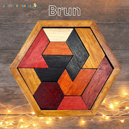 Casse tete puzzle en bois brun avec des pièces colorées, posé sur une table, décoré de guirlandes lumineuses. Texte "Brun".
