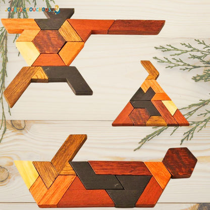 Trois figures créatives formées avec les pièces en bois d'un casse tete puzzle, sur une table en bois clair.