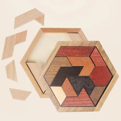 Casse tete puzzle  en bois avec des pièces colorées partiellement assemblées dans un cadre hexagonal.