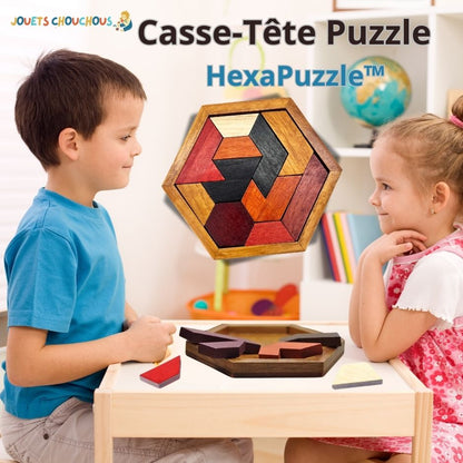 Deux enfants jouent avec un casse tete HexaPuzzle™ en bois coloré, concentrés et amusés.