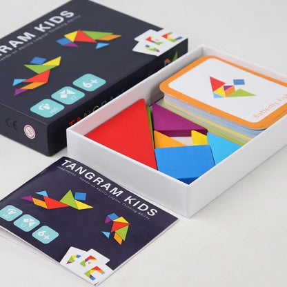 Boîte de casse tete puzzle tangram ouverte avec des pièces colorées et des cartes de modèles.