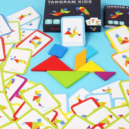 Cartes de formes et pièces colorées pour le casse tete puzzle tangram, sur fond bleu.