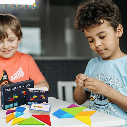 Deux enfants jouent avec un casse tete puzzle Tangram, formant des figures avec des pièces colorées en bois.