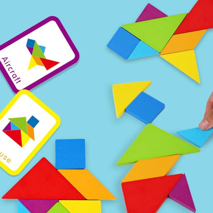 Formes colorées du casse tete puzzle tangram représentant un avion et une maison, avec cartes de modèles.