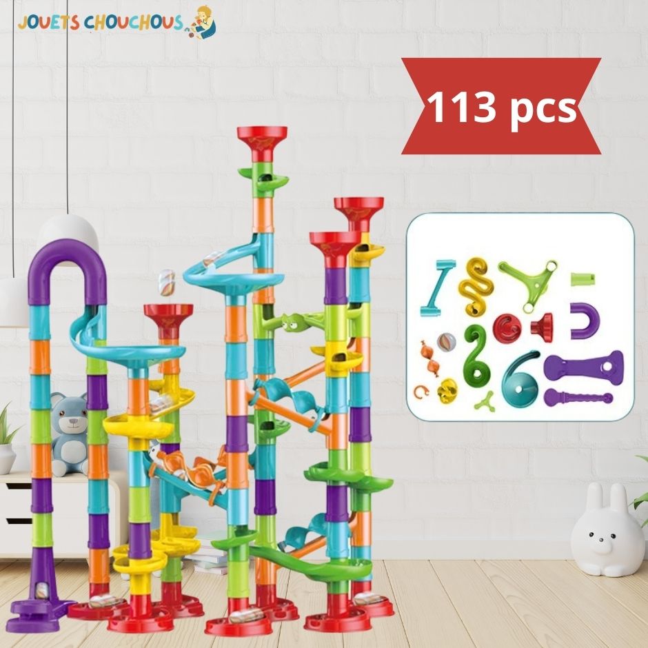 Jeu de construction Tubemaze de 113 pièces, avec tours colorées et toboggans en spirale, dans une chambre d'enfant.