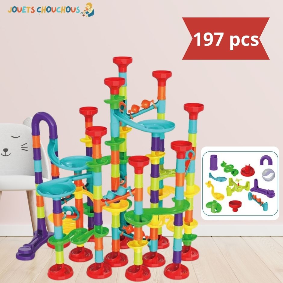 Jeu de construction Tubemaze de 197 pièces, avec tours colorées et toboggans en spirale, dans une chambre d'enfant.