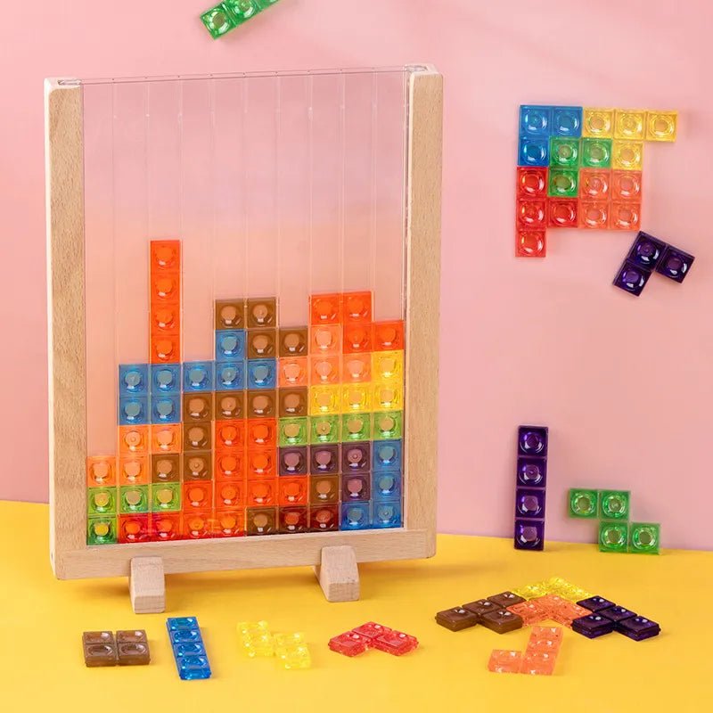 Jeu de construction puzzle en bois avec blocs de couleurs transparentes empilés sur fond rose et jaune